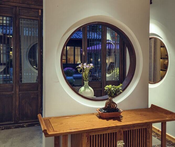 هتل Lijiang Qilu Garden