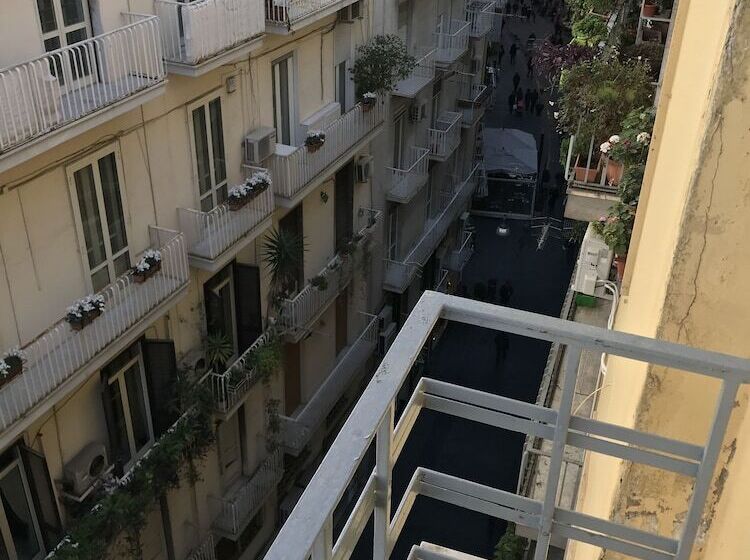 تختخواب و صبحانه Terrazza Aragon Room And Spa