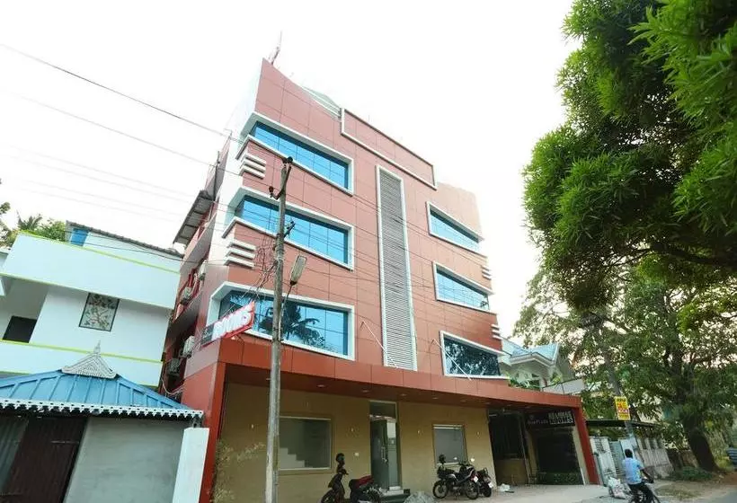 Hotelli Treebo Thoduvas Star Plaza Cochin Airport