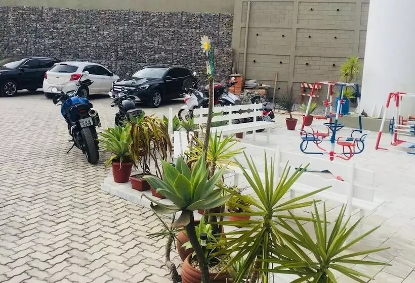 Hotelli Village Plaza