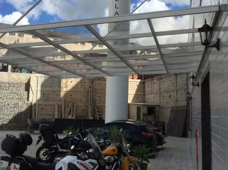 Hotelli Village Plaza