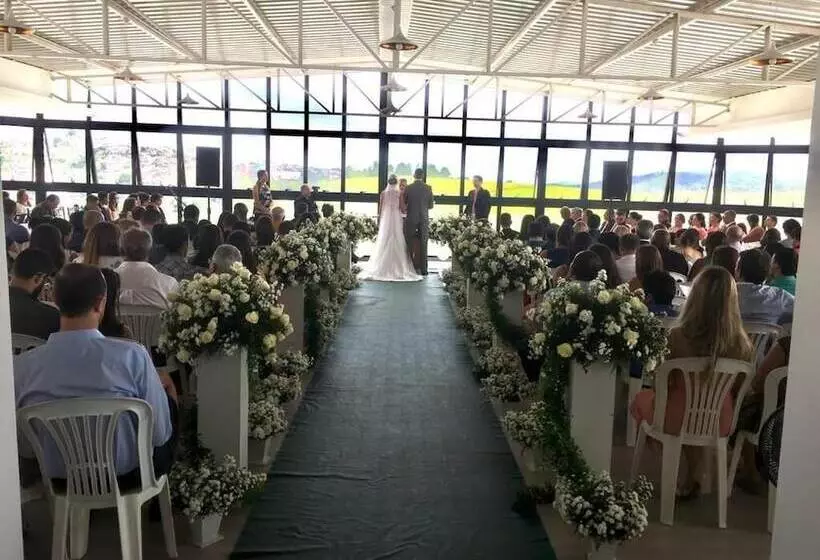 Hotelli Village Plaza