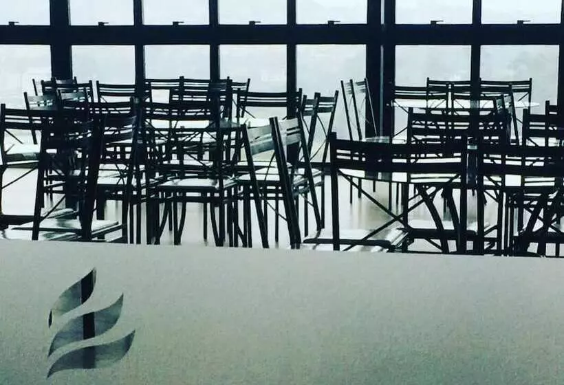 Hotelli Village Plaza