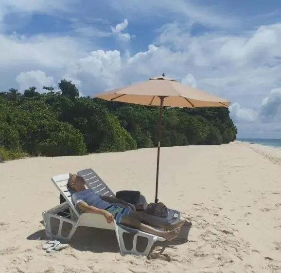 پانسیون Lhohi White Sand