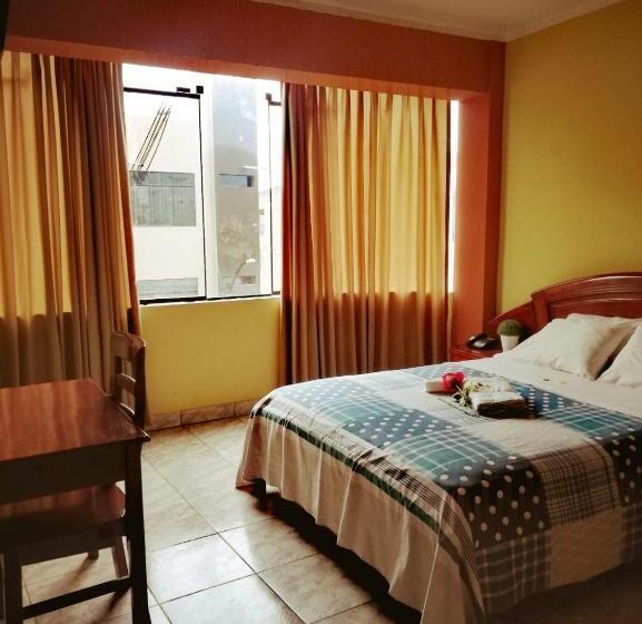 هتل El León De Oro