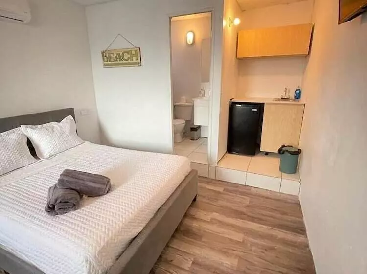 پانسیون Las Olas Beach Studios