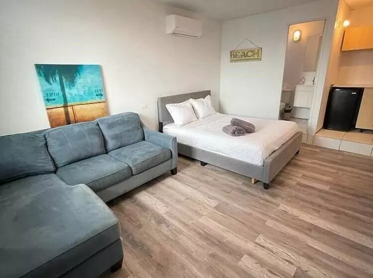 پانسیون Las Olas Beach Studios