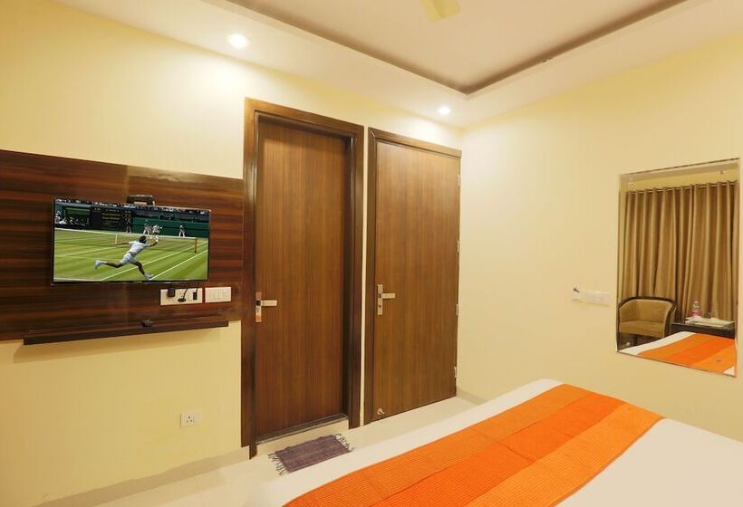 Отель Capital @ Airport