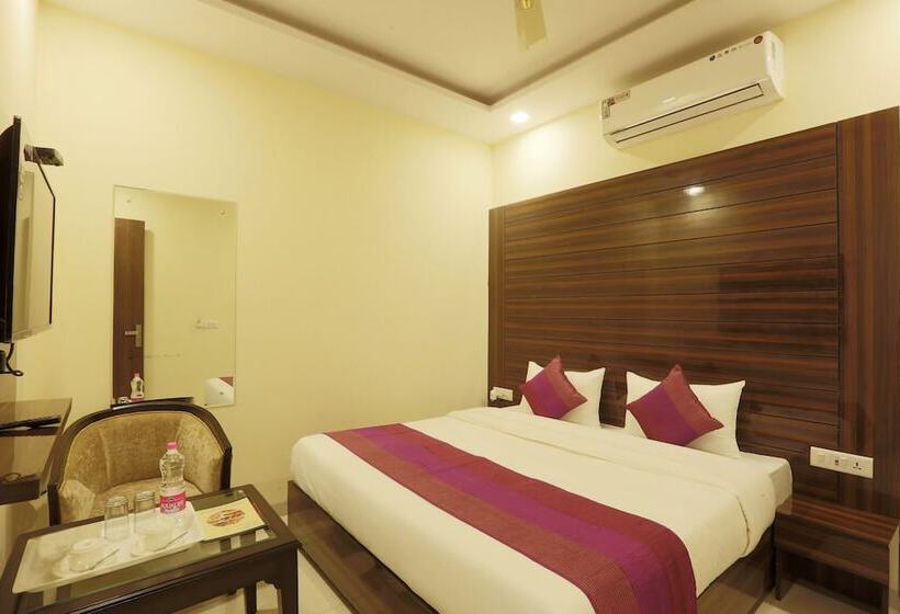 Отель Capital @ Airport