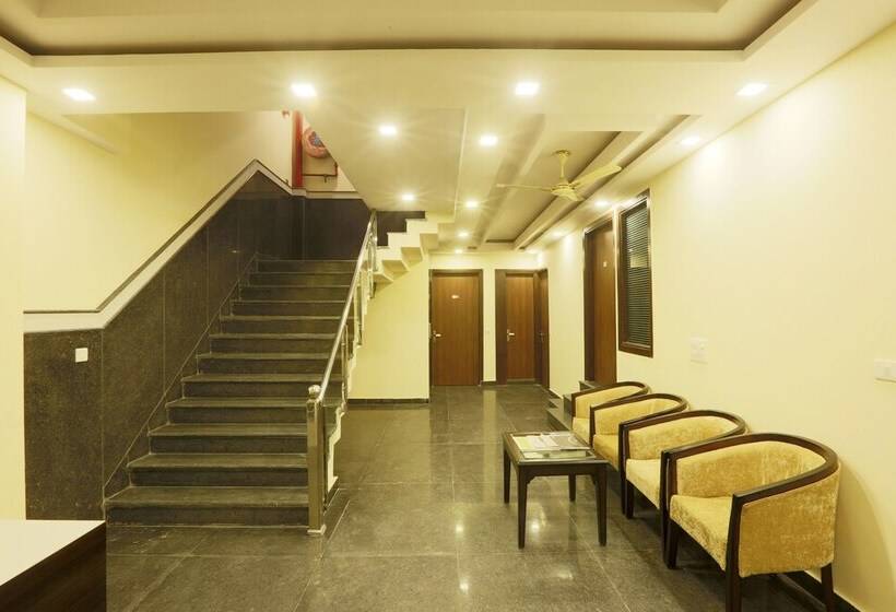 Отель Capital @ Airport