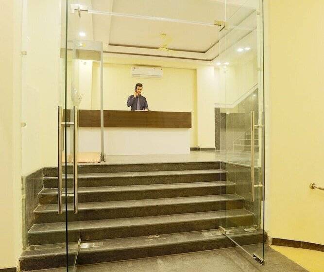 Отель Capital @ Airport