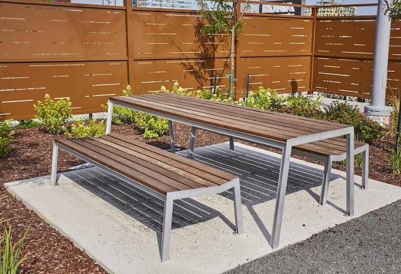 فندق Hôtel Escad Quartier Dix30