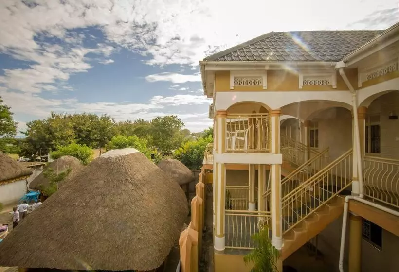 هتل Tropical Savannah Guesthouse