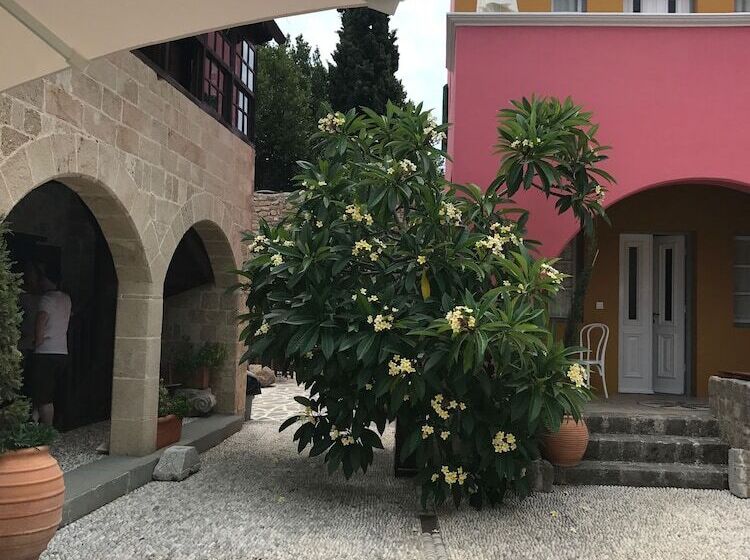 فندق Saint Artemios Boutique