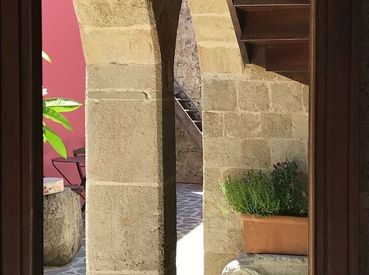 فندق Saint Artemios Boutique