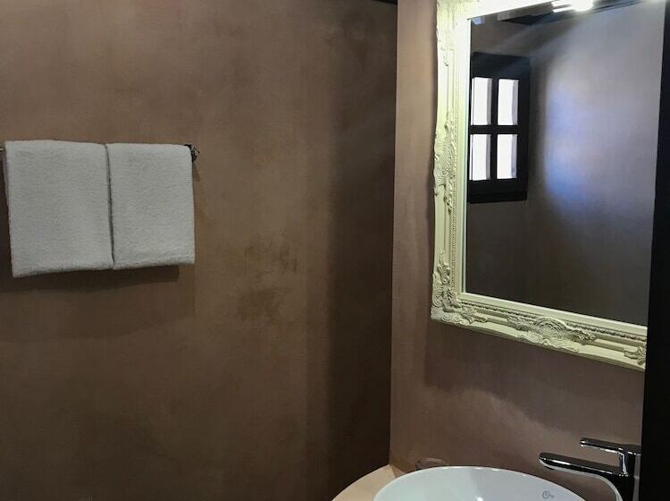 فندق Saint Artemios Boutique