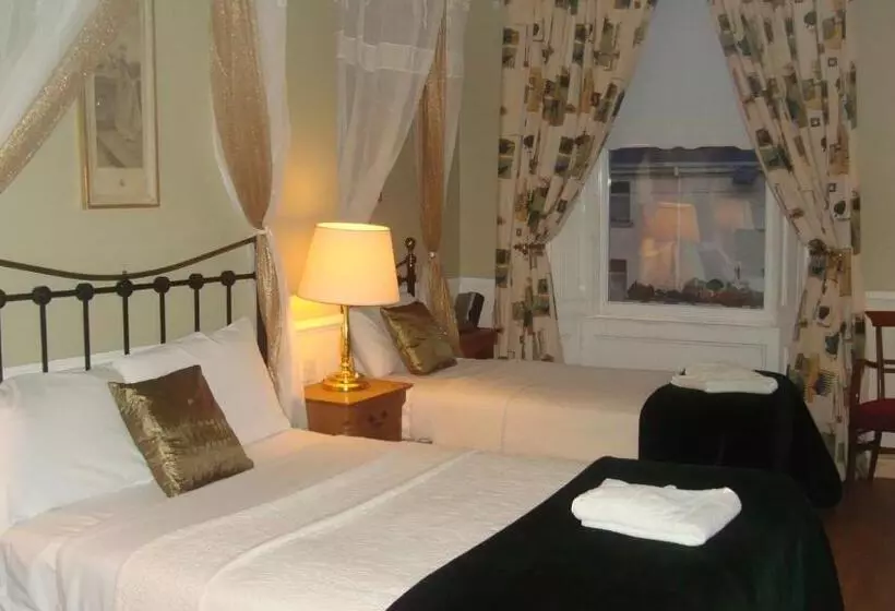 تختخواب و صبحانه The Old Bank Bruff Family Town House