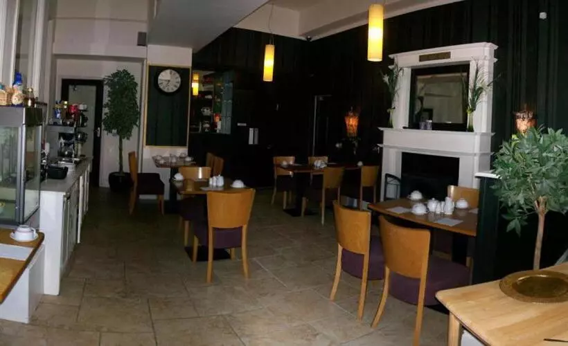 تختخواب و صبحانه The Old Bank Bruff Family Town House