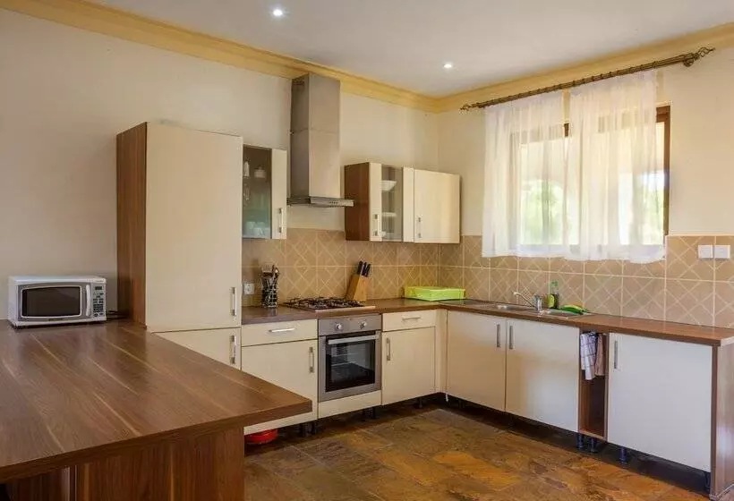 هتل Amani Luxury Apartments Diani Beach