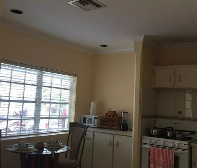 هتل Leslie's Estates