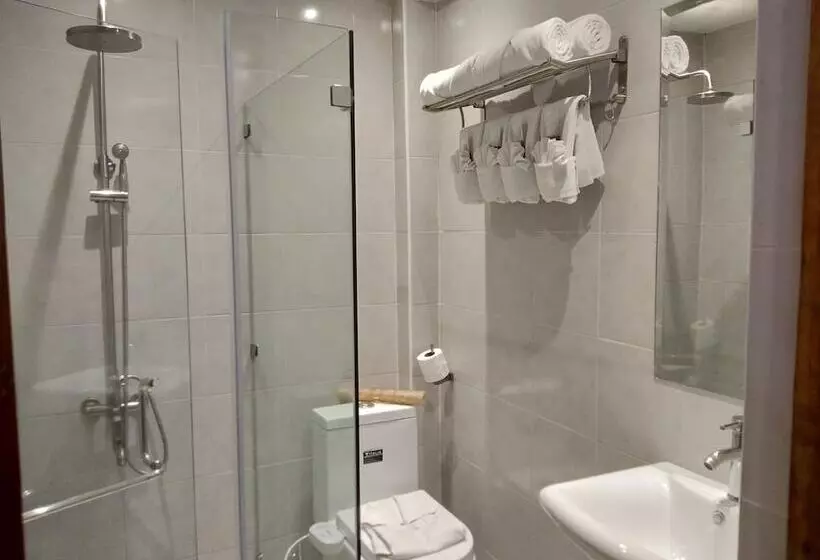 Log Cabin Hotel   Safari Lodge Baguio