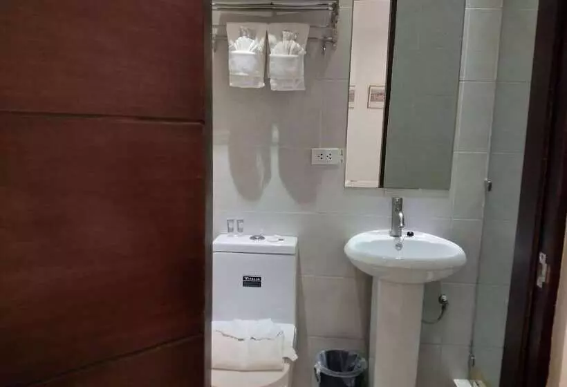 Log Cabin Hotel   Safari Lodge Baguio