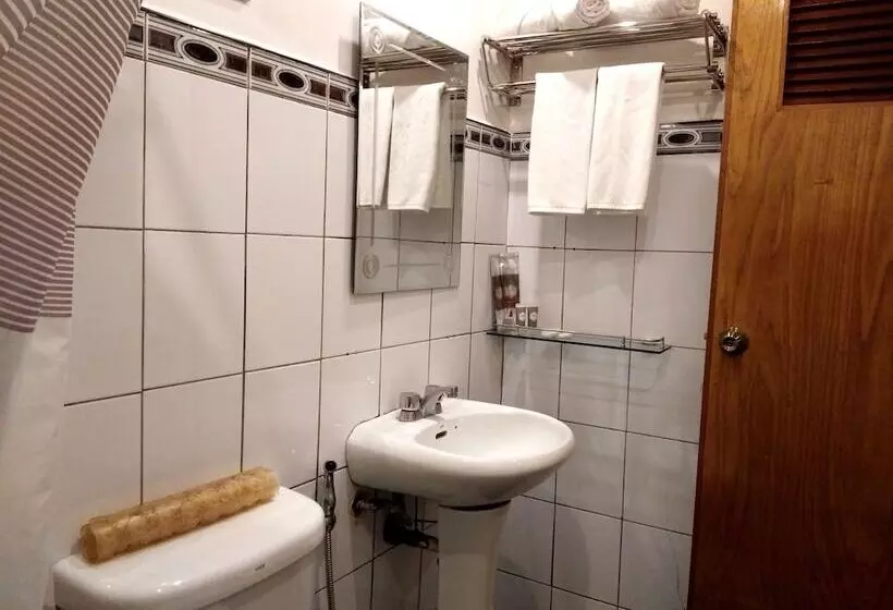 Log Cabin Hotel   Safari Lodge Baguio