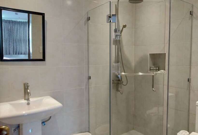 Log Cabin Hotel   Safari Lodge Baguio