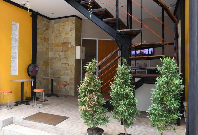 בית מלון כפרי Legian Capsule