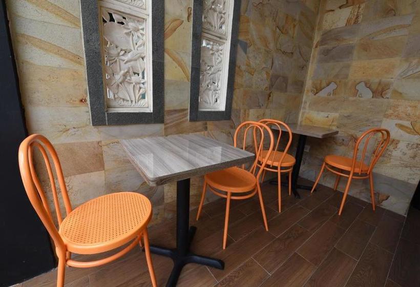 בית מלון כפרי Legian Capsule