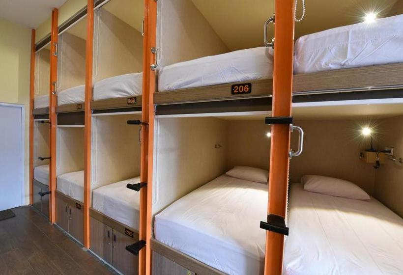 בית מלון כפרי Legian Capsule