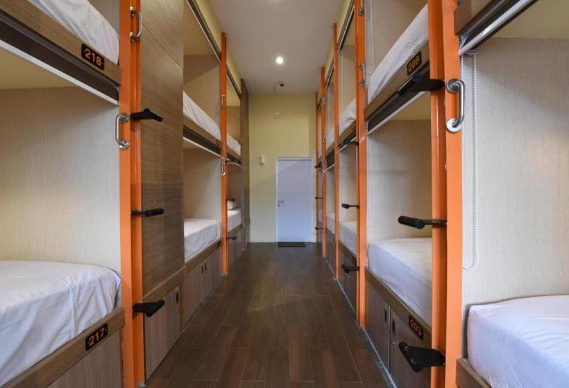 בית מלון כפרי Legian Capsule