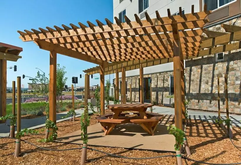 Hotelli Oxford Suites Sonoma Rohnert Park