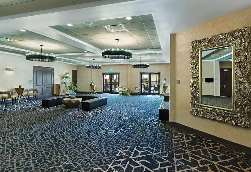 Hotelli Oxford Suites Sonoma Rohnert Park