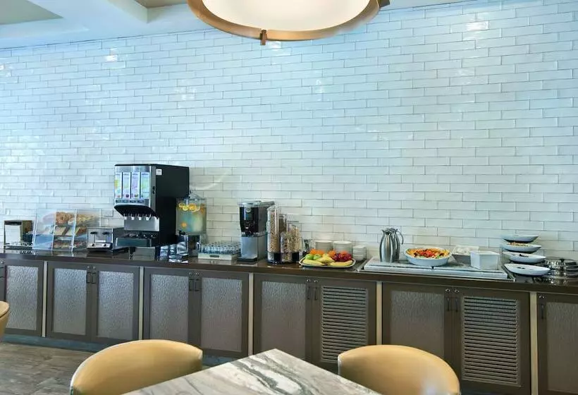 Hotelli Oxford Suites Sonoma Rohnert Park