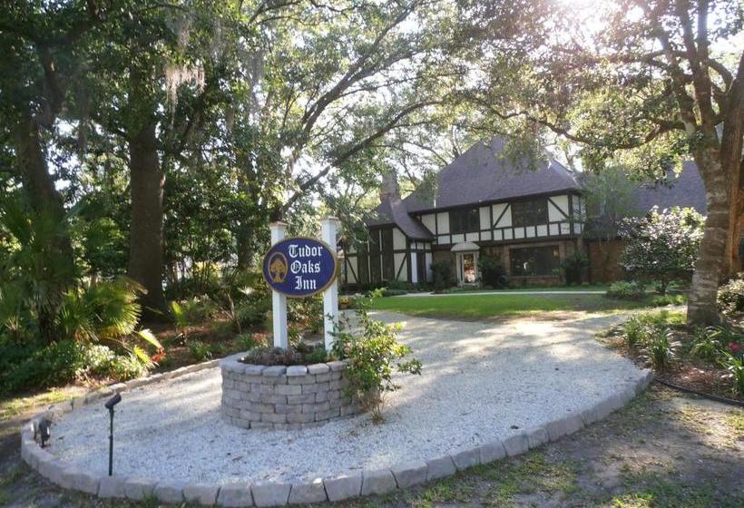 Отель Tudor Oaks Inn