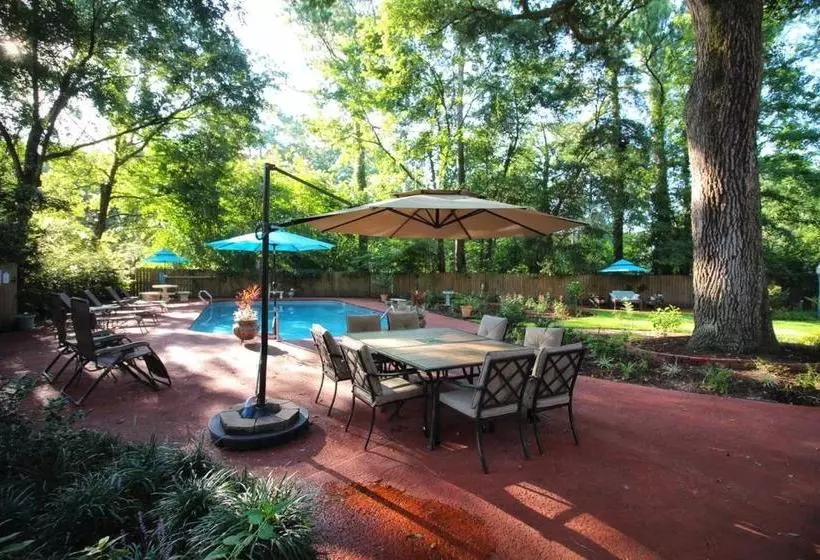 ホテル Tudor Oaks Inn