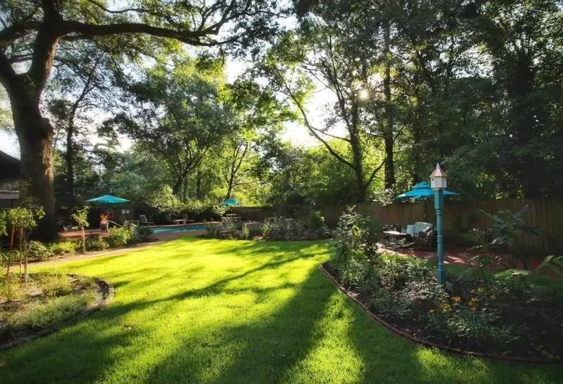 ホテル Tudor Oaks Inn