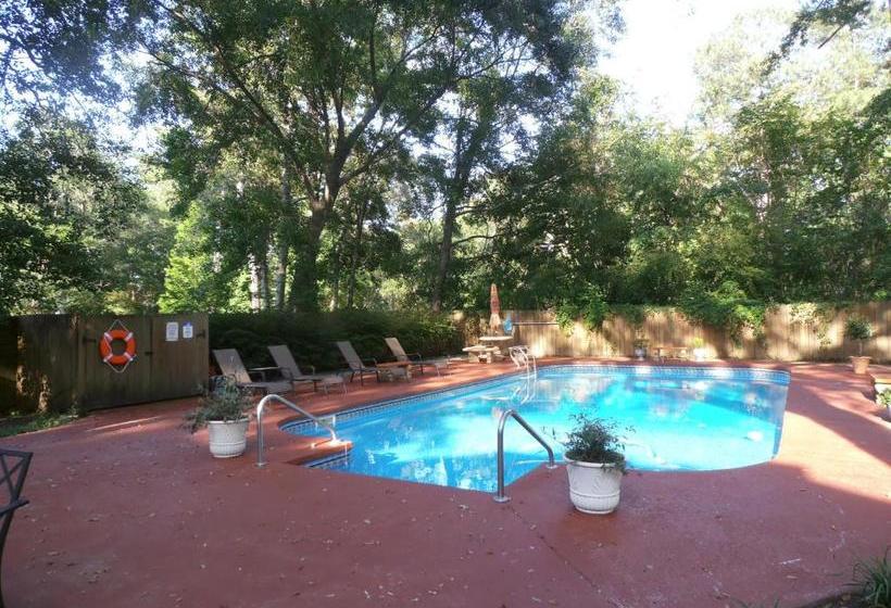 Отель Tudor Oaks Inn