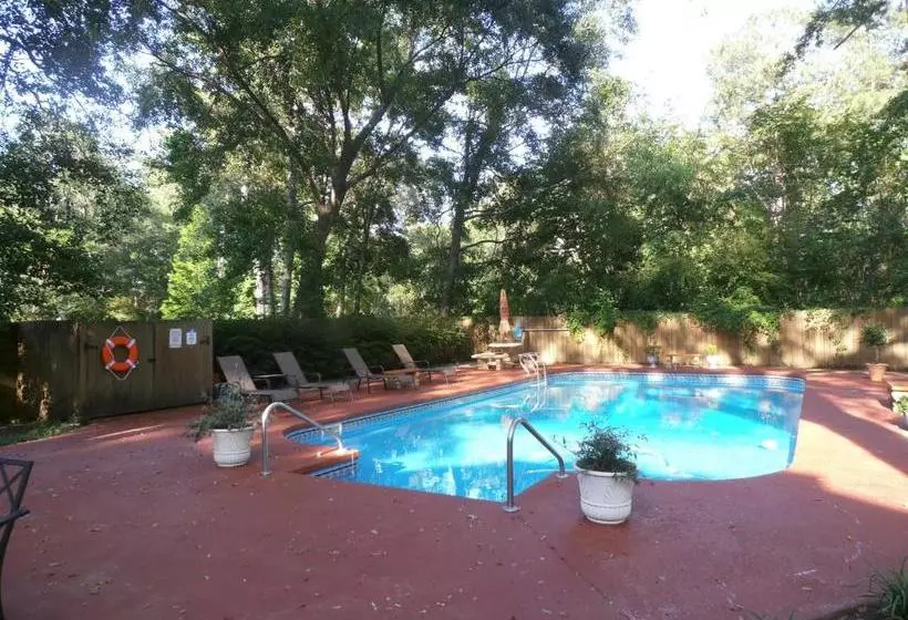 ホテル Tudor Oaks Inn