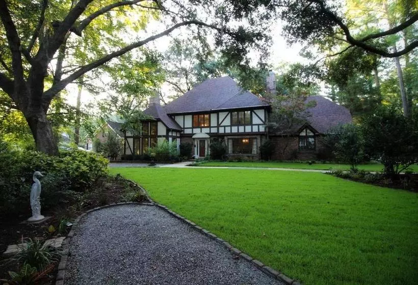 ホテル Tudor Oaks Inn