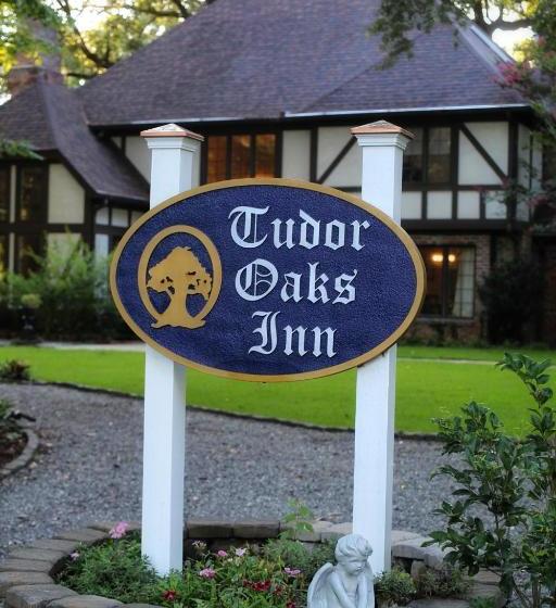 Отель Tudor Oaks Inn