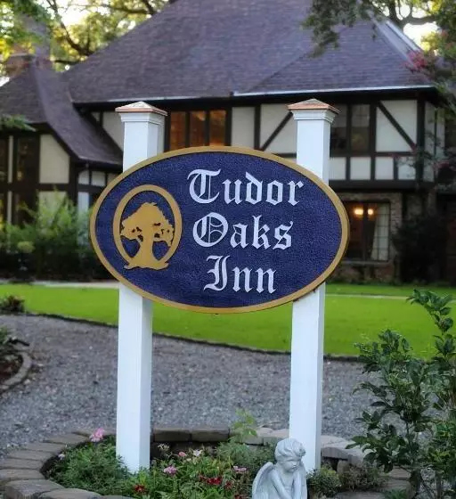 ホテル Tudor Oaks Inn