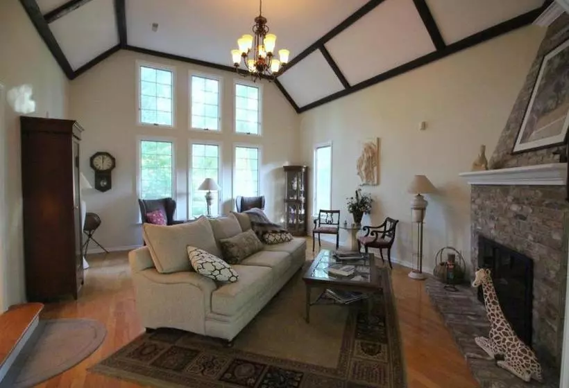 ホテル Tudor Oaks Inn