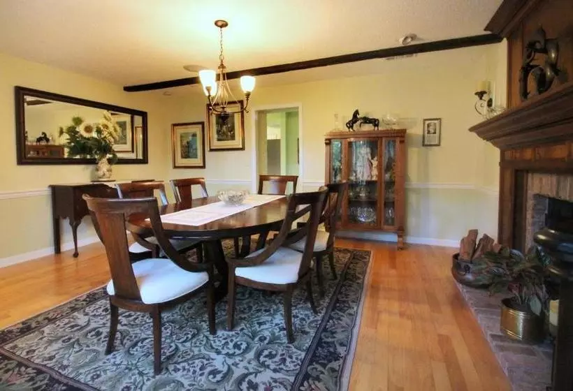 ホテル Tudor Oaks Inn