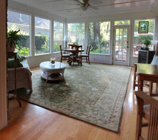 Отель Tudor Oaks Inn