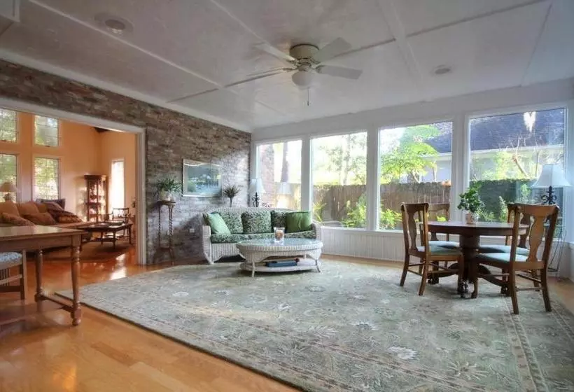 ホテル Tudor Oaks Inn