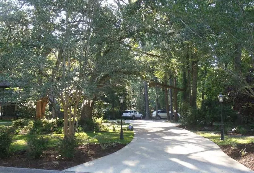 ホテル Tudor Oaks Inn