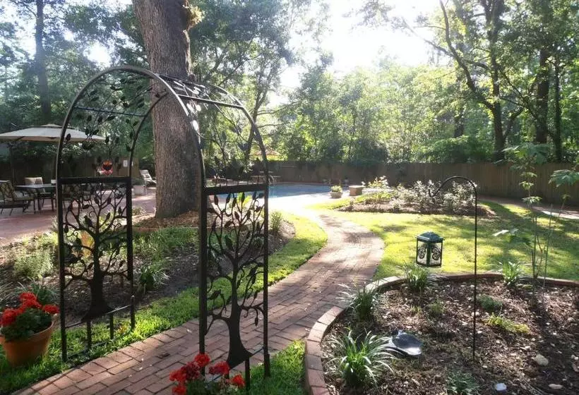 ホテル Tudor Oaks Inn