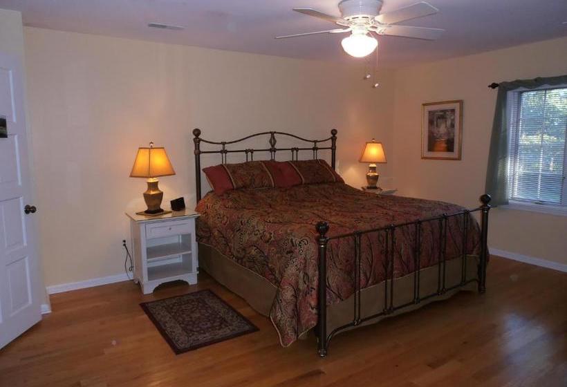 Отель Tudor Oaks Inn